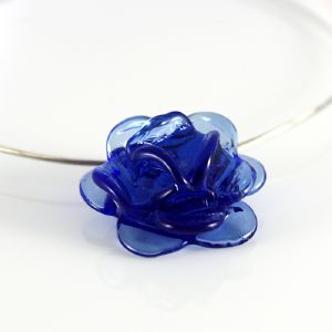 Collier en verre "Rose de Verre" bleue - Adrian Colin