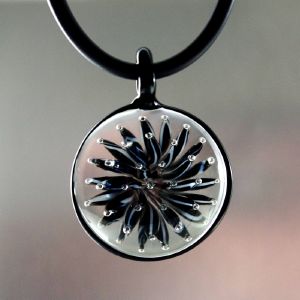 Pendentif en verre "Implosion" noir et blanc - Adrian Colin