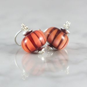 Boucles d'oreilles en verre "Zebra" bordeau - Floriane Lataille