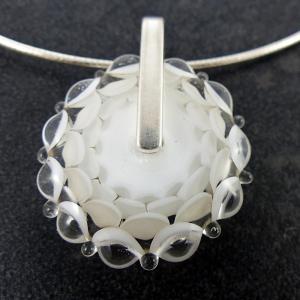 Collier "Mandala" blanc en verre de Murano et argent  - Floriane Lataille